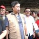 Wakil Gubernur Sulawesi Utara Steven OE Kandouw SE bersama Walikota Bitung Ir Maurits Mantiri MM saat meninjau lokasi Bemcana sekaligus menyalurkan bantuan di Kelurahan Mawali Kecamatan Lembeh Utara, Kota Bitung. (Foto: Istimewa)