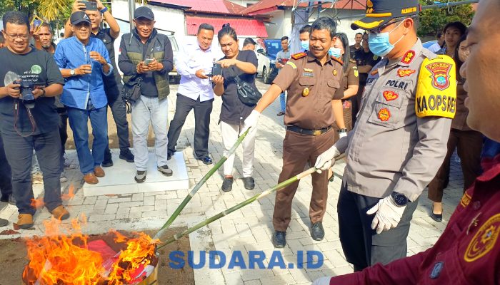 Kajari Bitung Fauzal Pimpin Pemusnahan Barang Bukti Tindak Pidana 