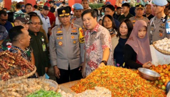 Kapolda Sulut Bersama Forkopimda Pantau Stok dan Harga Pangan di Pasar Bersehati Manado