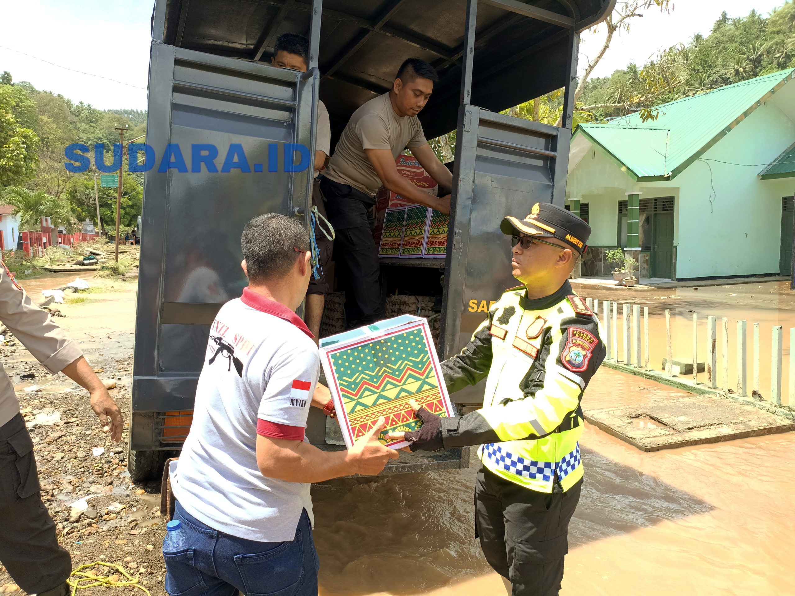 Kapolres Bitung AKBP Albert Zai SIK MH turut menurunkan bantuan sembako secara estafet bagi warga terdampak bencana banjir dan longsor di Pulau Lembeh, Kota Bitung. (Foto: Ridho L Tobing)