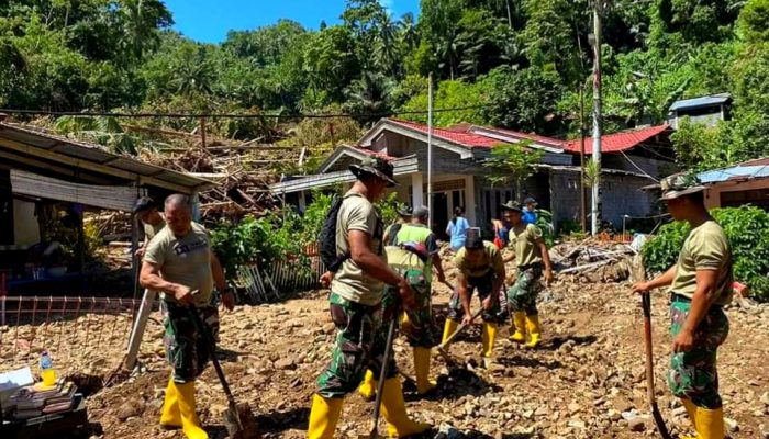 Prajurit Petarung Yonmarhanlan VIII Bersihkan Material Tanah Longsor di Pulau Lembeh Bitung