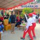 Kepala Dinas Pendidikan dan Kebudayaan Kota Bitung, Fonny Tumundo S.Pd M.Pd, saat menyalakan api obor O2SN Kecamatan Girian di SDN Inpres 12/79 Girian Bawah. (Foto: Ridho L Tobing)