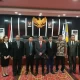 Foto: Karo Umum dan Keuangan Servi Stevi Sumendap dan Keluarga berfoto bersama Rektor Unsrat Usai pelantikan (Dok: Ist)