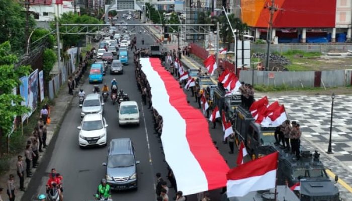 Ditsamapta Polda Sulut Bentangkan Bendera Merah Putih 79 Meter di Boulevard Manado