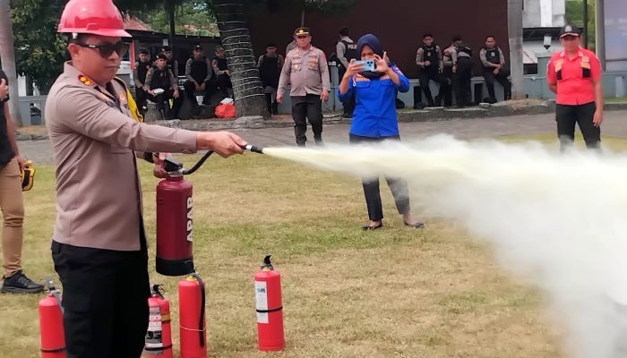 Polres Bitung Gelar Sosialisasi dan Simulasi Penggunaan Alat Pemadam Kebakaran