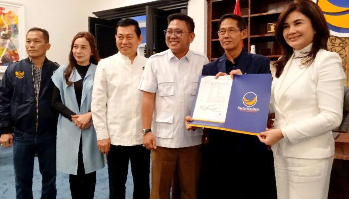 Hengky Honandar dan Randito Maringka Terima SK DPP NasDem Maju di Pilkada Bitung