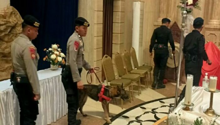 Streilisasi Gereja Brimob dan K-9 Samapta Polda Sulut Jelang Misa Malam Natal
