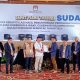 Ketua Tim Saksi YSK-Victory, juga Sekretaris DPD Partai Gerindra Sulut, Harvani Boky saat menerima salinan Berita Acara Penetapan Hasil Rekapitulasi dari Ketua KPU Sulut, Kenly Poluan. (Foto: Ridho L Tobing)