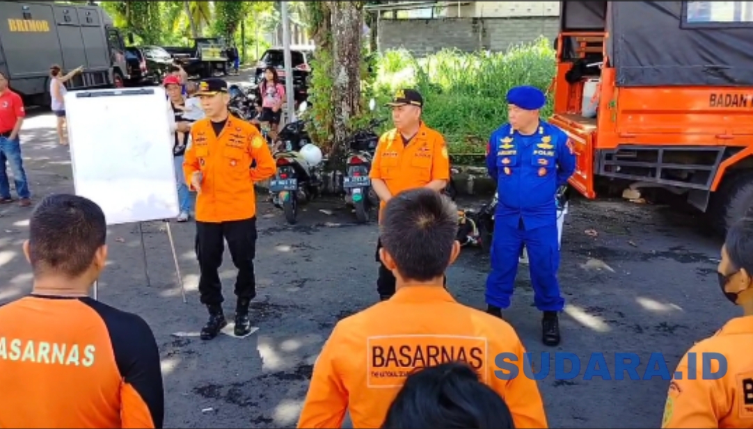 Kepala Kantor Basarnas Manado, George L. Mercy Randang, S.IP., M.A.P memimpin langsung apel kesiapan tim SAR di lokasi kejadian yang terdiri dari Tim Basarnas Manado, Tim SAR Polairud dan Brimob Polda Sulut, RAPI dan BPPD Manado. (Foto: DR. Tobing)