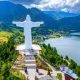 Patung Yesus Kristus Penyelamat di Puncak Bukit Sibea-bea, Danau Toba, Kabupaten Samosir, Sumatera Utara. (Foto: Istimewa)
