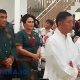 Gubernur Sulut Terpilih, Mayjend TNI (Purn) Yulius Selvanus SE bersama Istri Tercinta Ibu Anik Fitri Wandriani saat prosesi Ibadah Natal Yesus Kristus Kerukunan Keluarga Toraja Sulawesi Utara (KKT Sulut) di Aula Grahadika Jayasakti Kodam XIII/Merdeka, Minggu (26/1/2025). (Foto: Ist/DoX)