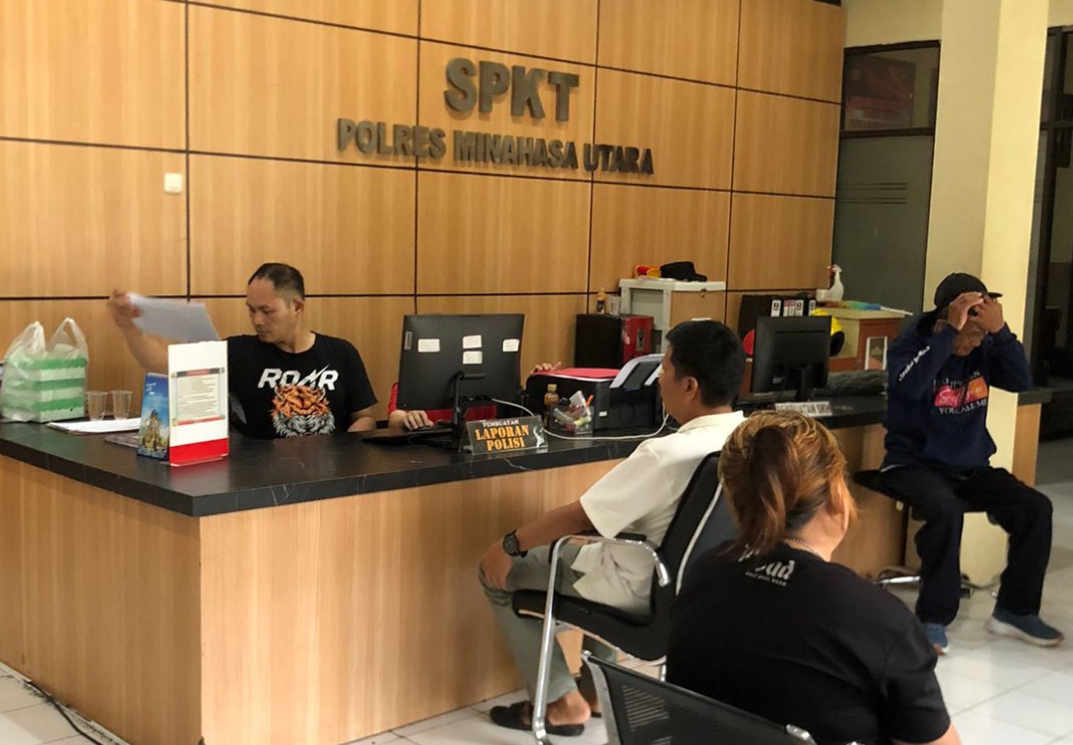 JR saat membuat aduan di SPKT Polres Minahasa Utara. (Foto: Istimewa)