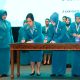 Ny. Anik Yulius Selvanus (kedua dari kiri) saat menandatangani berita acara pelantikan dan sumpah/janji sebagai Ketua TP-PKK dan TP Posyandu Sulawesi Utara disaksikan Ketua Umum TP-PKK, Ny Tri Tito Karnavian (kiri). (Foto: Istimewa)
