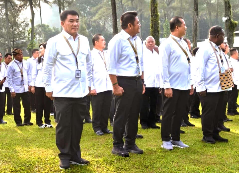 Gubernur Sulawesi Utara, Mayjen TNI (Purn) Yulius Selvanus, SE (kiri). (Foto:Istimewa)