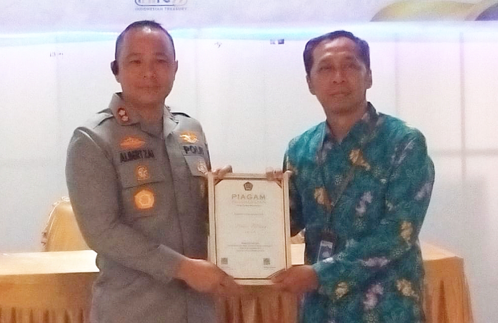 Kapolres Bitung AKBP Albert Zai SIK MH, saat menerima penghargaan IKPA dari Kepala KPPN Bitung, Danny Junanto. (Foto: Istimewa)