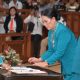 Prosesi penandatanganan berita acara pelantikan Ny. Ellen Honandar Sondakh SE sebagai Ketua TP-PKK Kota Bitung. (Foto: Istimewa)