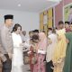 Kapolres Bitung AKBP Albert Zai bersama Ny. Detta Albert Zai memberikan santunan kepada para Anak Yatim saat gelar buka puasa bersama Polres Bitung. (Foto: Humas Polres Bitung)