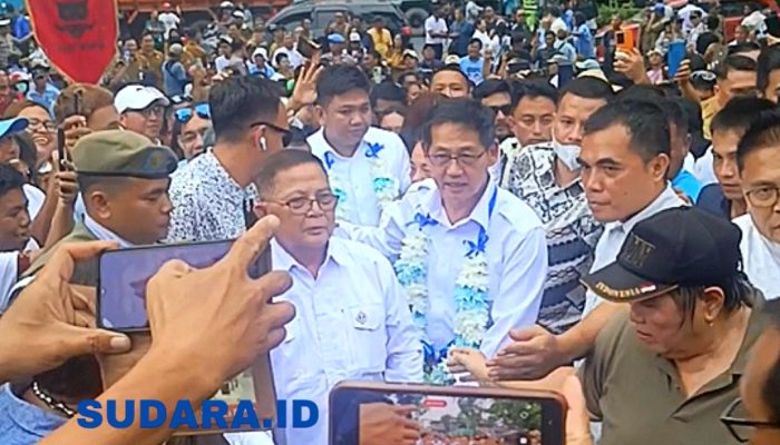Tiba di Kota Bitung, Walikota Hengky Honandar dan Wawali Randito Maringka Disambut Ribuan Massa