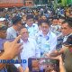 Walikota Bitung Hengky Honandar SE dan Wakil Walikota Randito Maringka disambut antusias massa saat memasuki Kantor Walikota Bitung, Selasa (3/3/2025). (Foto: Ridho L Tobing)