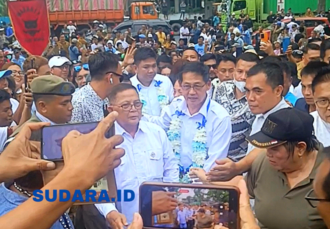 Walikota Bitung Hengky Honandar SE dan Wakil Walikota Randito Maringka disambut antusias massa saat memasuki Kantor Walikota Bitung, Selasa (3/3/2025). (Foto: Ridho L Tobing)