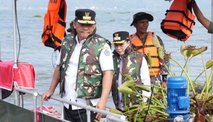 Yulius Selvanus Tinjau Pembersihan Eceng Gondok Danau Tondano