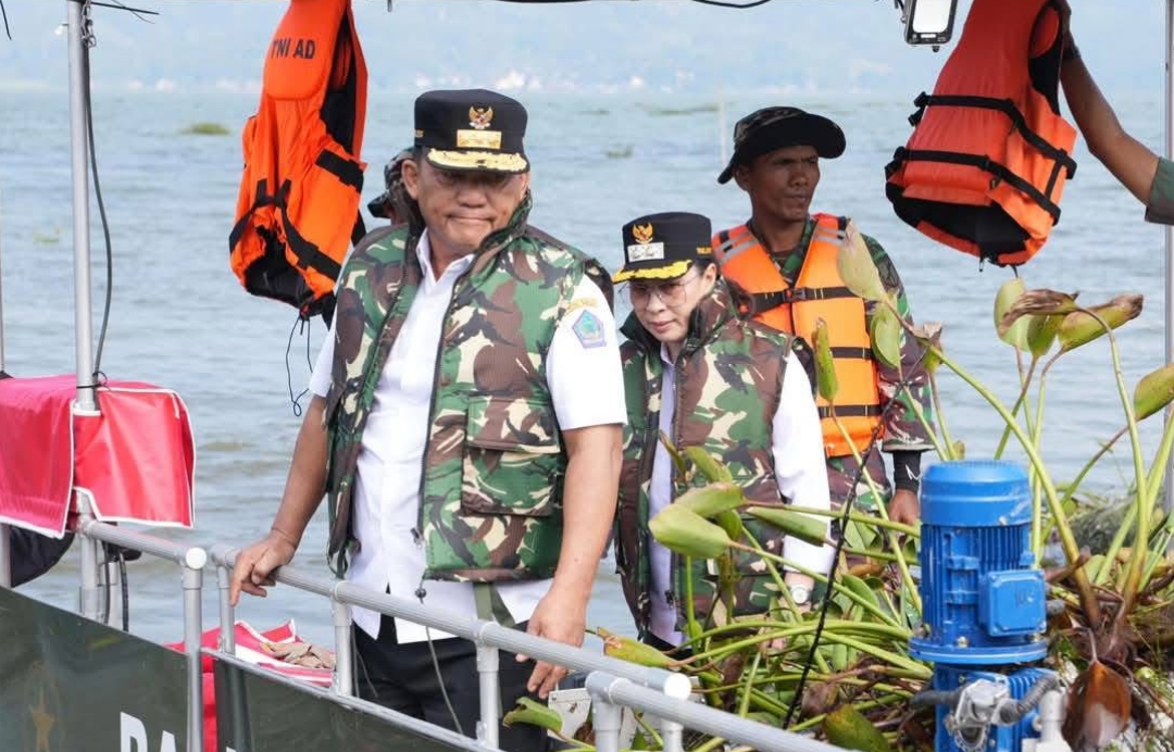 Gubernur Sulut Yulius Selvanus dan Wakil Bupati Minahasa Vanda Sarundajang, saat tinjau pembersihan eceng Gondok Danau Tondano. (Foto Istimewa)
