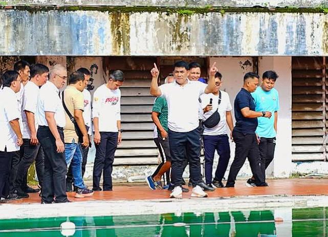 Gubernur Sulut Yulius Selvanus saat meninjau fasilitas olahraga di Kompleks KONI Sulut, Sario, Kota Manado, Jumat (7/3/2025). (Foto: Istimewa)