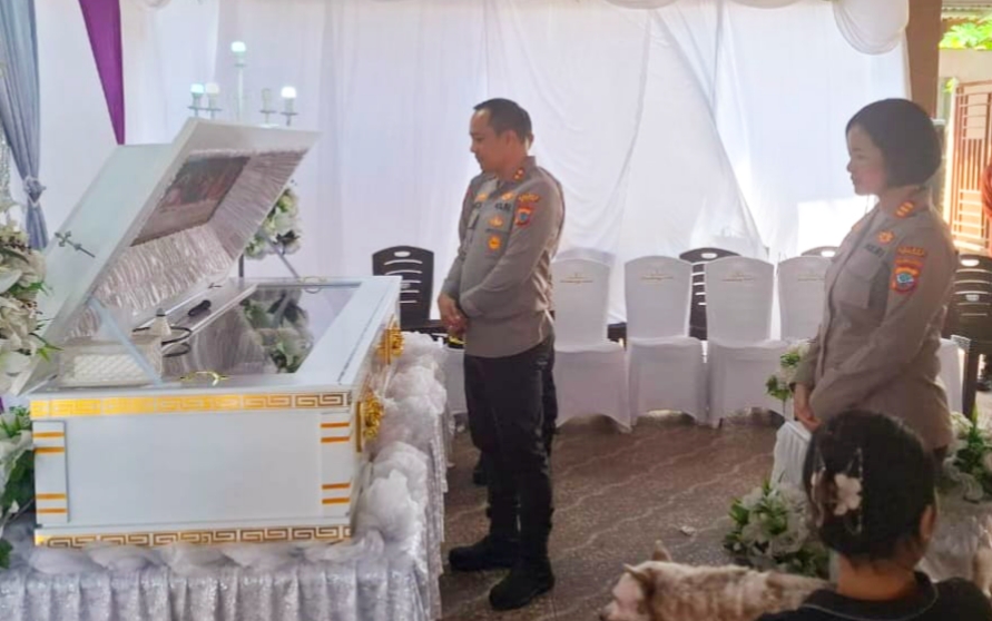 Kapolres Bitung, AKBP Albert Zai SIK MH saat melayat ke Rumah Duka Almarhum Billy Wowor. (Foto: Humas Polres Bitung)