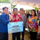 Gubernur Sulut Yulius Selvanus serahkan bantuan beras gratis Pemprov Sulut. (Foto: Istimewa)