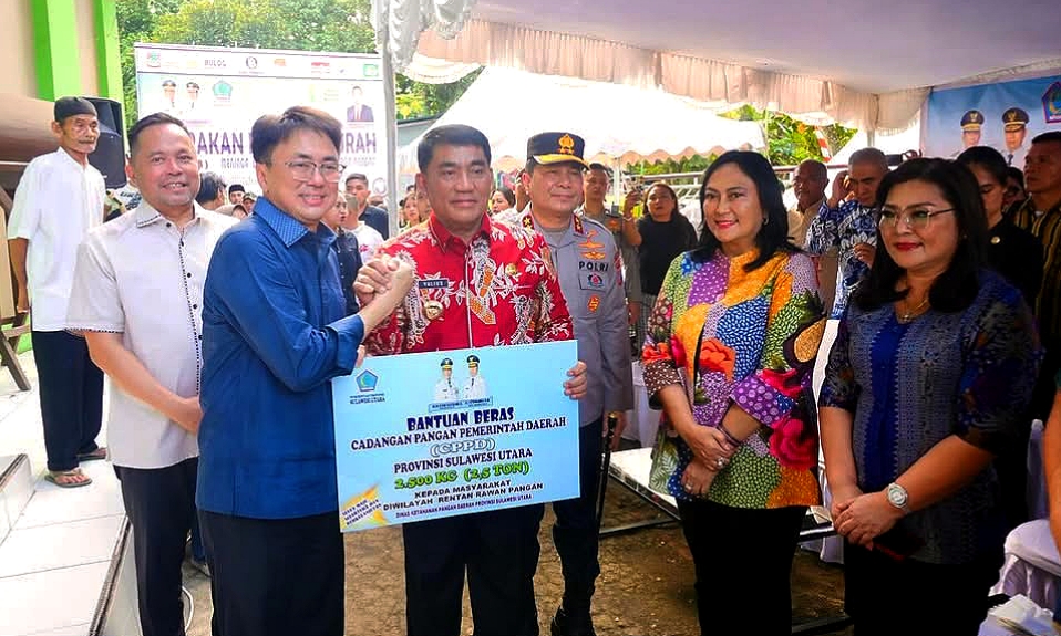 Gubernur Sulut Yulius Selvanus serahkan bantuan beras gratis Pemprov Sulut. (Foto: Istimewa)