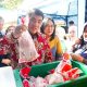 Gubernur Sulut Yulius Selvanus bersama Ny. Anik Yulius saat meninjau pasar Gerakan Pangan Murah (GPM). (Foto: Istimewa)