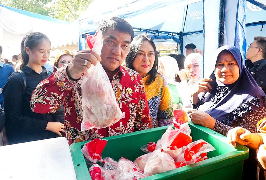 Gubernur Sulut Yulius Selvanus bersama Ny. Anik Yulius saat meninjau pasar Gerakan Pangan Murah (GPM). (Foto: Istimewa)