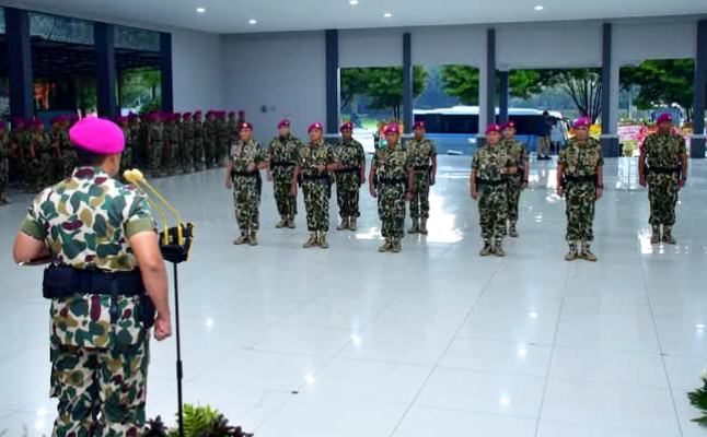 Dankomar Mayjend TNI Dr. Endi Supardi, S.E., M.M., M.Tr.OPsla., CHRMP., CRMP., memimpin Serah Sertijab (Serah Terima Jabatan) enam jabatan strategis dalam lingkup Korps Marinir. (Foto: Istimewa)