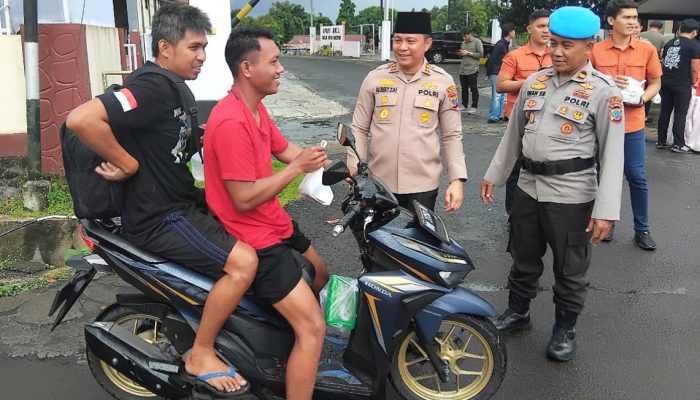 Berbagi Takjil, Kapolres Bitung Sampaikan Pesan Kamseltibcar Lantas dan Himbauan Kamtibmas Kepada Para Pengendara