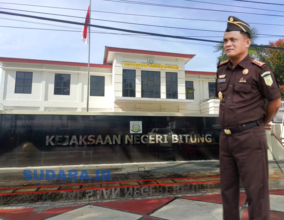 Kajari Bitung, Dr. Yadyn Palebangan SH MH dengan latar Kantor Kejari Bitung. (Foto: SUDARA.ID)