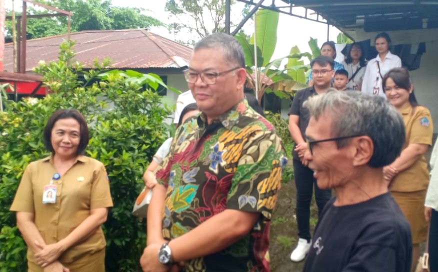 Louis Carl Schramm saat mengunjungi Balai Pelayanan Sosial Lansia Terlantar, Senja Cerah di bilangan Paniki Bawah, Kota Manado. (Foto: Istimewa)
