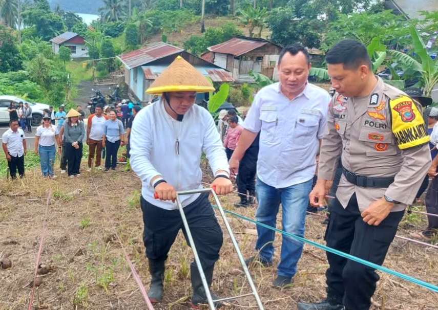 Wakil Walikota Bitung Randito Maringka saat melakukan penanaman benih jangunh, Melakukan Penanaman benih jagung bersama Kelompok Tani (KT) Gema Tani, Jemaat GMIM Ekelesia Makawidey. (Foto: Istimewa)
