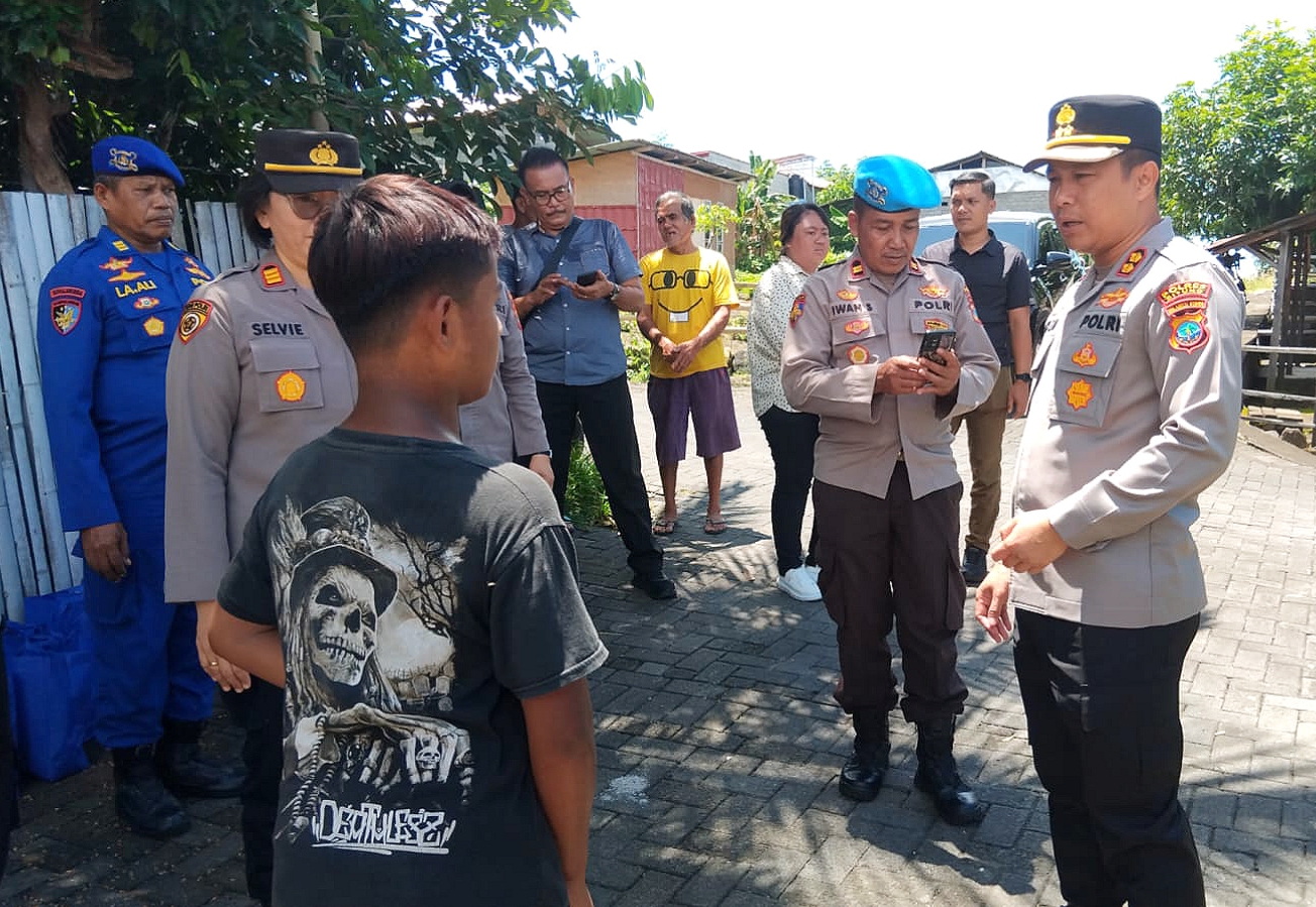 Kapolres Bitung, AKBP Albert Zai SIK MH bertemu dengan Josua Lahama, saat gelar Bakti Sosial di Lingkungan V Kelurahan Wangurer Barat, Kecamatan Madidir Kota Bitung, Kamis (17/4/2025). (Foto: Humas Polres Bitung)