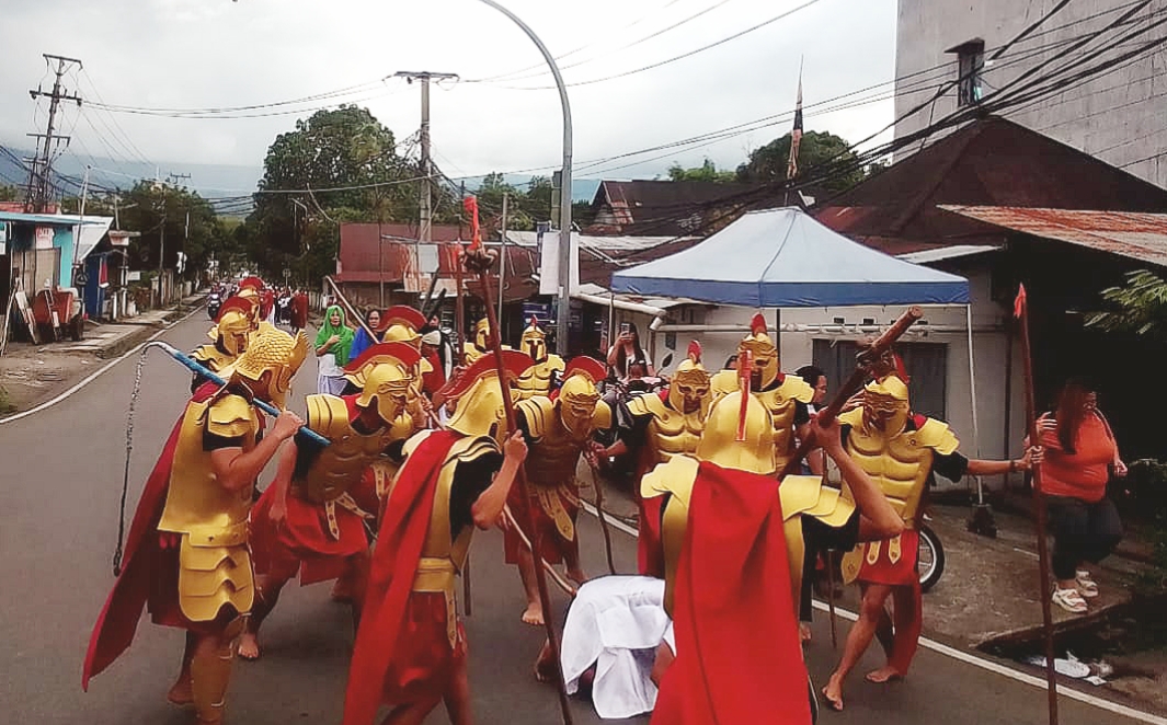 Salah satu adegan Jalan Salib GMIM Eben Haezer Sarongsong Satu, Airmadidi, Kabupaten Minahasa Utara. (Foto: Istimewa)