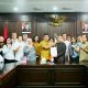 Gubernur Sulut, Mayjen TNI (Purn) Yulius Selvanus SE, saat menyerahkan Surat Keputusan (SK) penunjukan Staf Khusus Gubernur Sulut. (Foto: Istimewa)