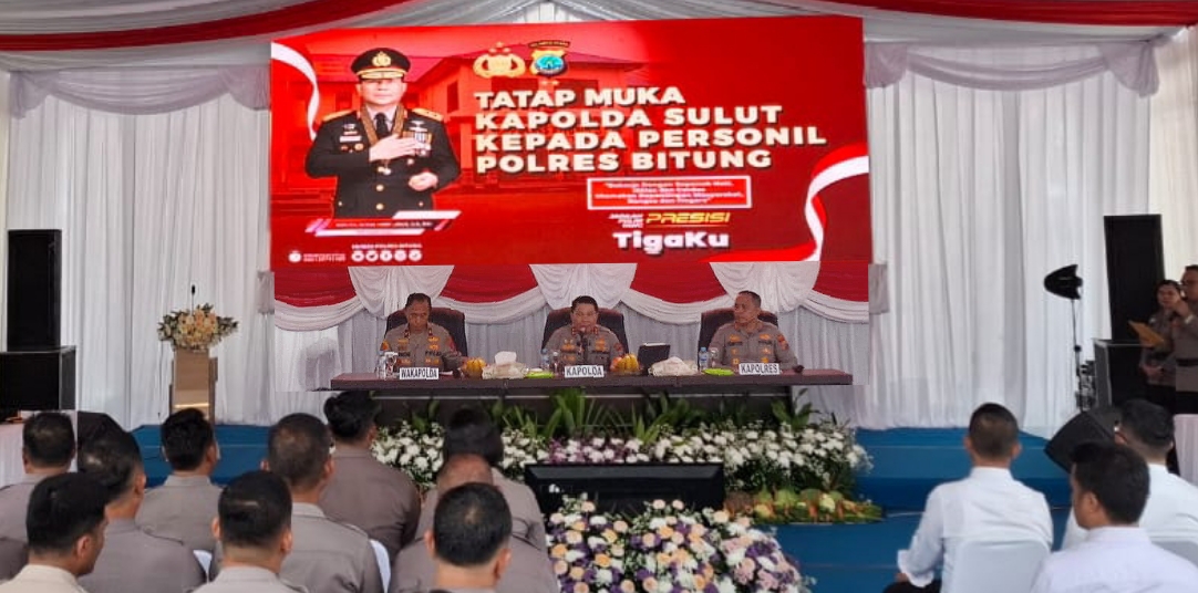 Kapolda Sulut, Irjen Pol Roycke H Langie (tengah), didampingi Wakapolda Brigjen Pol Bahagia Dachi (kiri) dan Kapolres Bitung, AKBP Albert Zai SIK MH (kanan), saat gelar tatap muka dengan jajaran personel Polres Bitung. (Foto: Humas Polres Bitung)