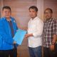 Plt. Ketua DPD KNPI Provinsi Sulawesi Utara (Sulut), Verry Seke saat menyerahkan SK Caretaker KNPI Minahasa kepada Dedy Manlesu dan Dreiter Rooy. (Foto: Istimewa)