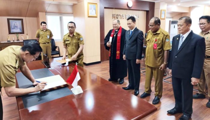Walikota Hengky Honandar Lantik Kaban BKPSDMD dan Kadis Perdagangan Kota Bitung