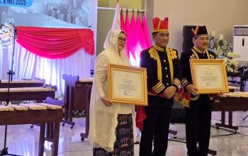 Gubernur Sulut Yulius Selvanus saat menyerahkan penghargaan untuk PINKAN Indonesia. (Foto: Istimewa)