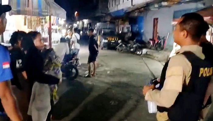 Tak Dapat Tumpangan, Tim Patroli Malam Polres Bitung Antar Warga Lembeh ke Rumah Sakit
