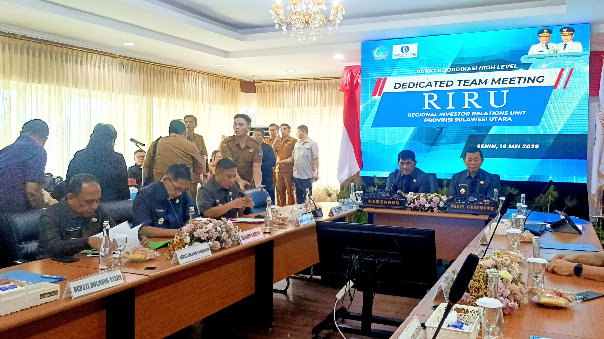 Walikota Bitung, Hengky Honandar SE (kedua dari kiri) saat menghadiri Dedicated Team Meeting Regional Investor Relations Unit (DTM RIRU) Sulawesi Utara yang dipimpin langsung oleh Gubernur Sulut, Yulius Selvanus bersama Wagub Victor Mailangkay. (Foto: Ridho L Tobing)