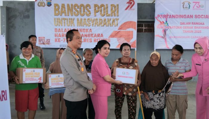 HUT Bhayangkara ke-79, Polres Bitung Bagikan 300 Paket Bantuan Sosial