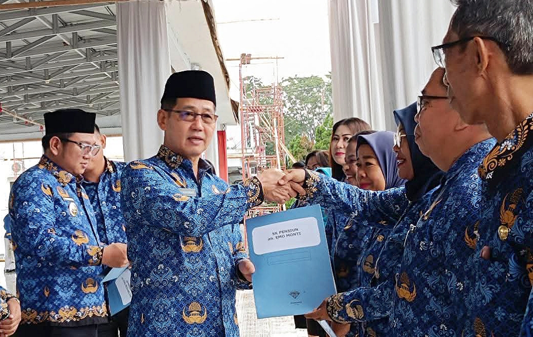 Walikota Bitung, Hengky Honandar SE, saat menyerahkan SK Pensiun dalam gelar Apel Korpri dalam rangka Hari Lahir Pancasila, Senin (2/6/2025). (Foto: Pemkot Bitung)