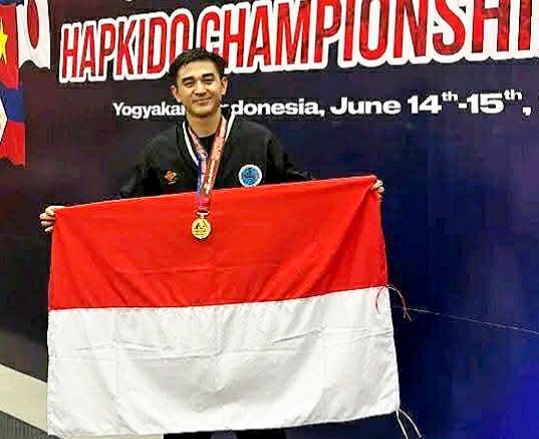 Personel Tim Tarsius Polres Bitung, Bripda Andreas Waturandang persembahkan medali emas untuk Indonesia pada ajang SouthEast Asia Hapkido Championship 2025. (Foto: Istimewa)