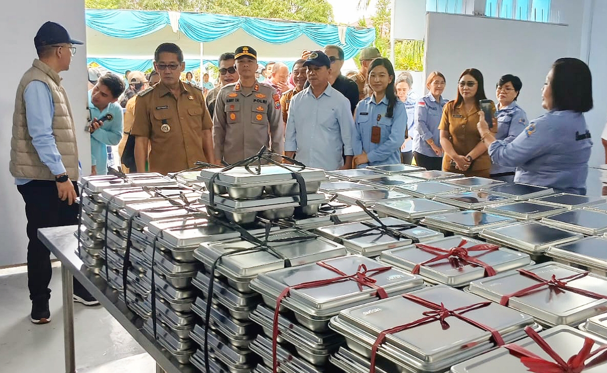 Walikota Bitung, Hengky Honandar SE, saat meninjau dapur SPPG BGN Kecamatan Ranowulu. (Foto: Humas Pemkot Bitung)
